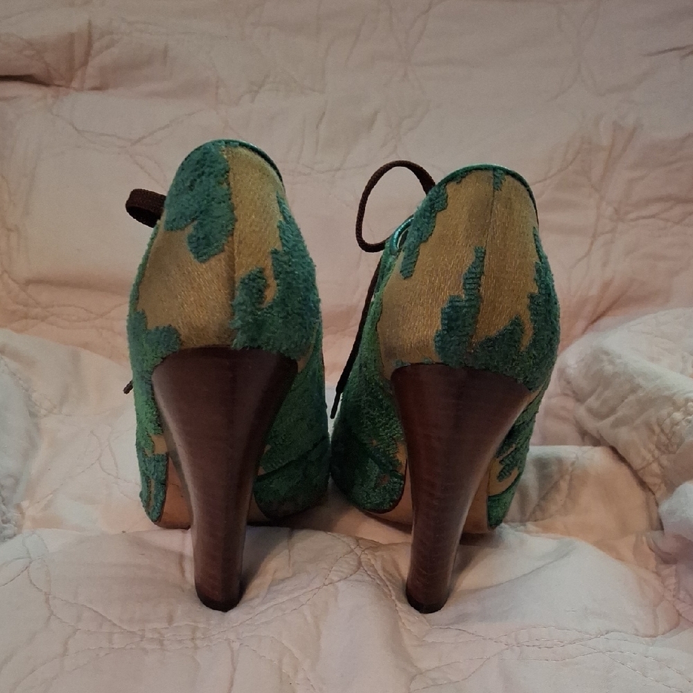 Dolce & Gabbana Green and Tan Lace-Up Heels - Picture 14 of 16